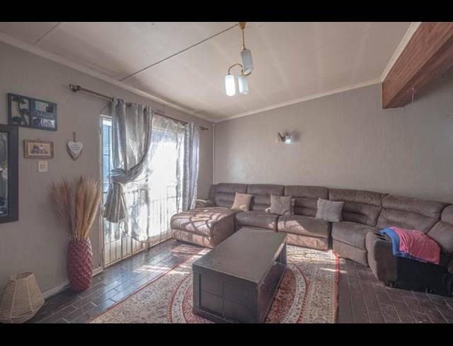 6 BEDROOM HOUSE FOR SALE IN BEZUIDENHOUT VALLEY
